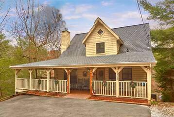 Beautiful 4 bedroom cabin rental in the Smoky Mountains of Tennessee.